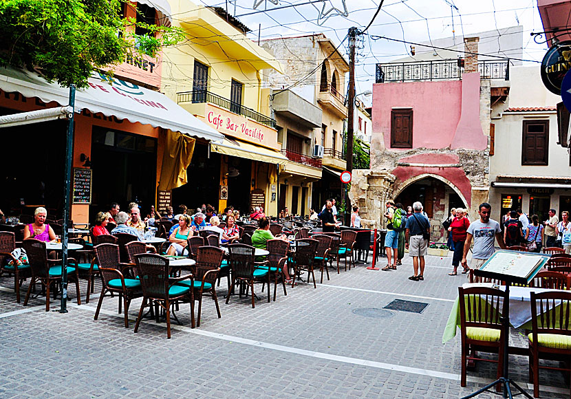 Platia Petihaki i Rethymnom med Rimondibrunnen.