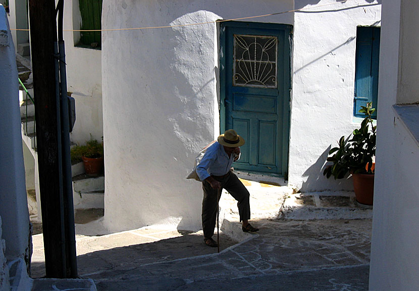 Den vänliga mannen i Dryopida på Kithnos i Grekland.