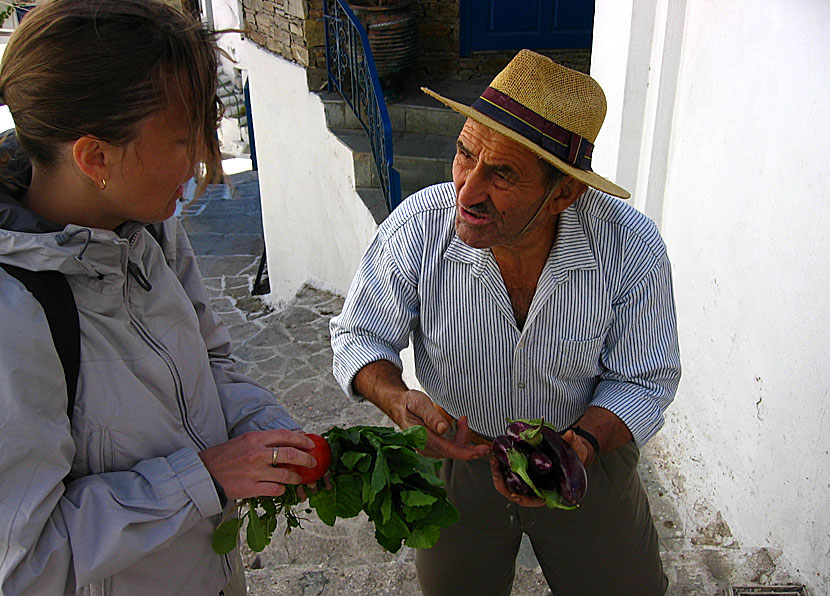 Tomater, auberginer och chorta från Kithnos i Grekland.
