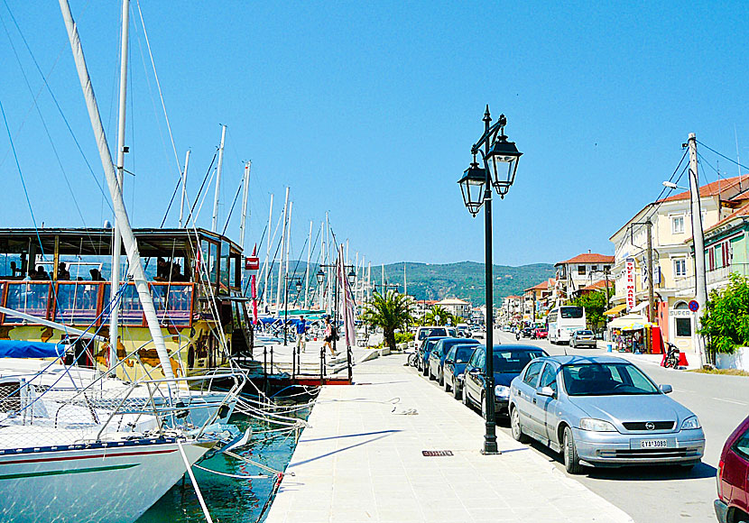 Segelbåtar i den stora marinan i Lefkas stad.