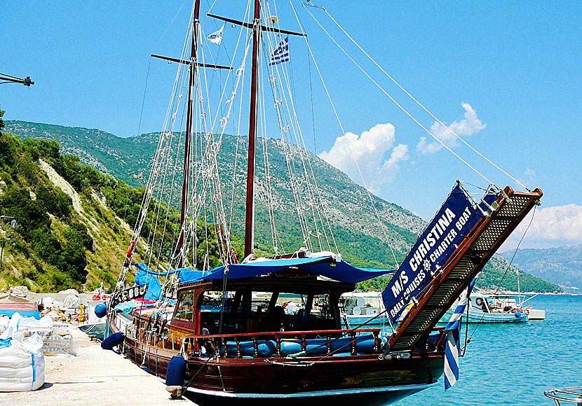 Utflykt med M/S Christina från Nidri på Lefkas till öarna Skorpios, Kastos och Kalamos. 