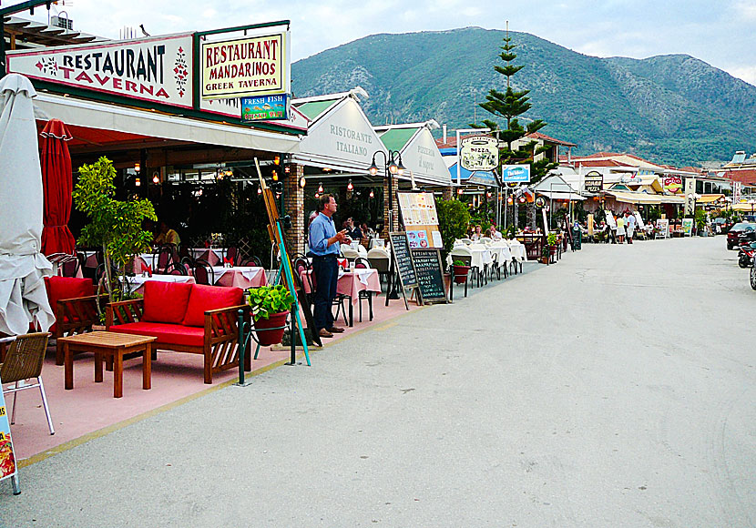 Bra tavernor och restauranger längs hamnpromenaden i Nidri på Lefkas.