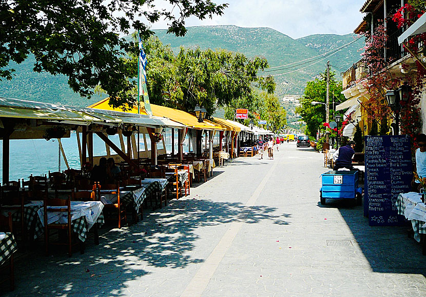 Missa inte den mysiga byn Vasiliki när du reser till Porto Katsiki beach på Lefkas.
