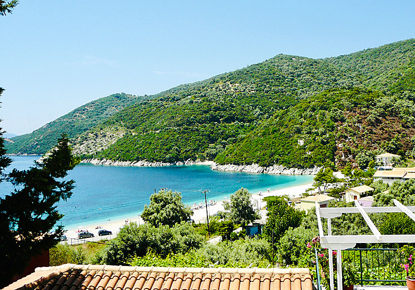 Mikros Gialos beach nedanför byn Poros på Lefkas. 