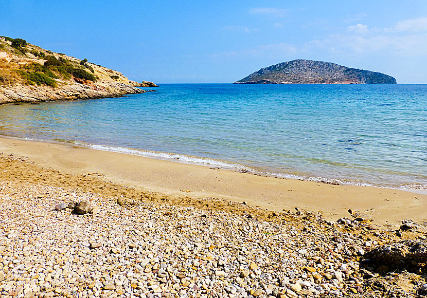 Missa inte Agia Kioura beach när du besöker kyrkan Agia Kioura på Leros.