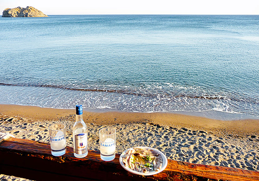 En Ouzo Zamara och en tallrik Gavros Marinatos vid strandpromenaden i Skala Eressou på Lesbos.