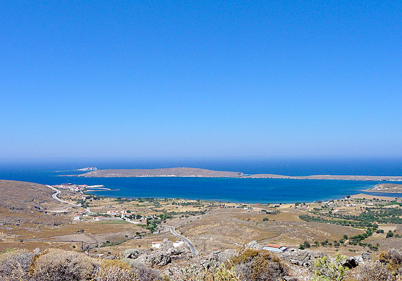 Missa inte byn Sigri som ligger vid vägs ände när du besöker den gamla byn Vatousa på Lesbos.