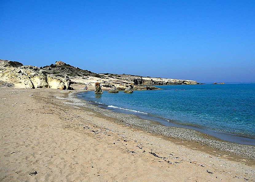Pahena beach ligger mellan str&auml;nderna Papafragas och Mitakas på Milos.