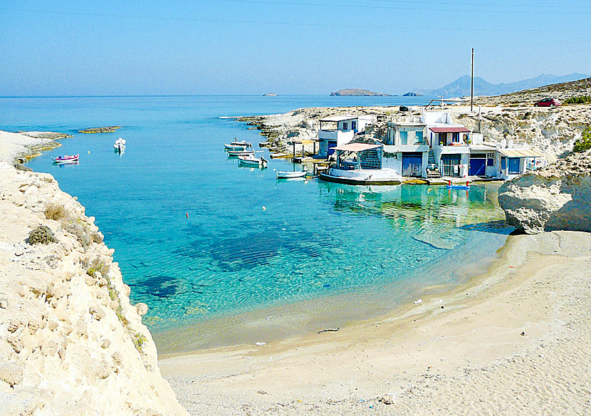 De gulliga båthusen (Smyrna) vid Mitakas beach på Milos.