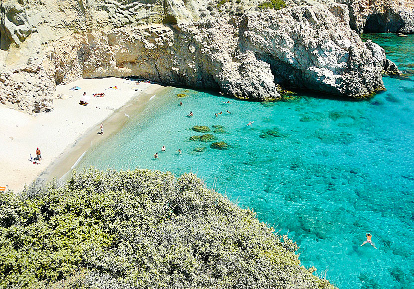 Missa inte Tsigrado beach när du besöker stranden Firiplaka på Milos.