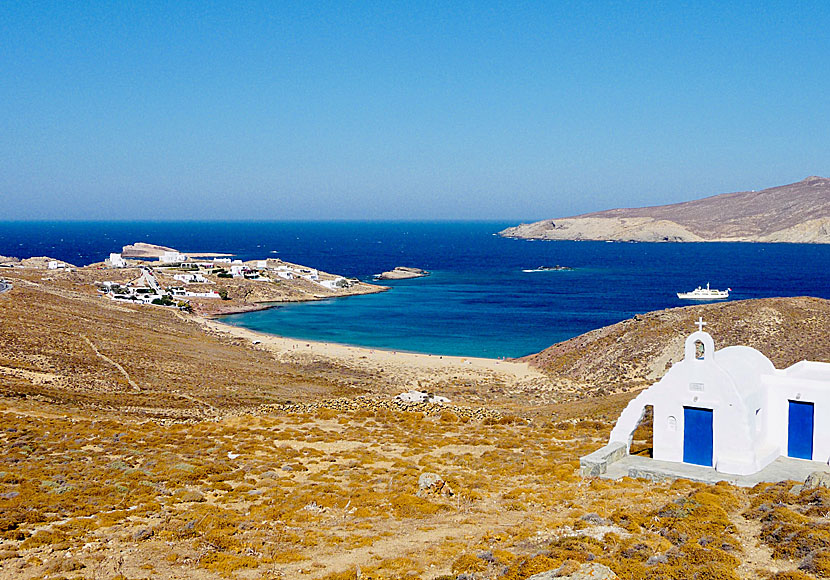 Vid sandstranden Agios Sostis på Mykonos finns några hotell och restauranger. 