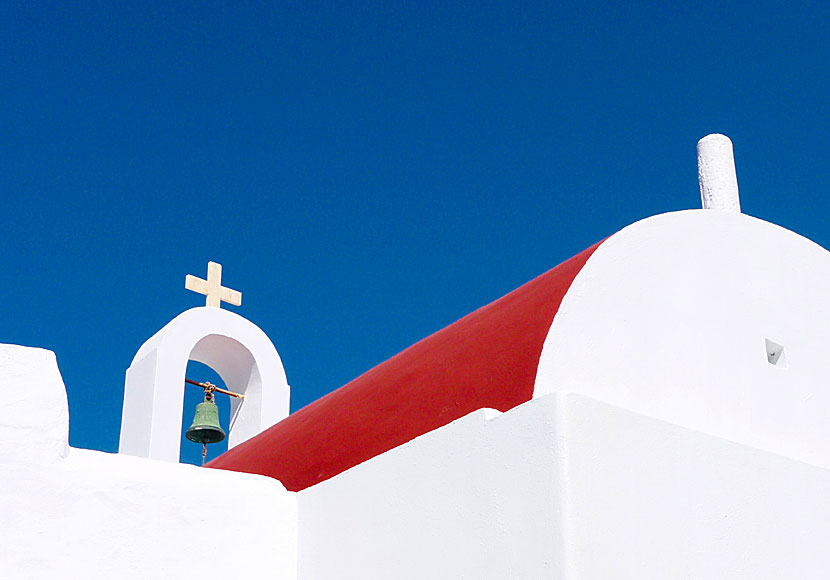 Många kyrkor på Mykonos har röda tak.