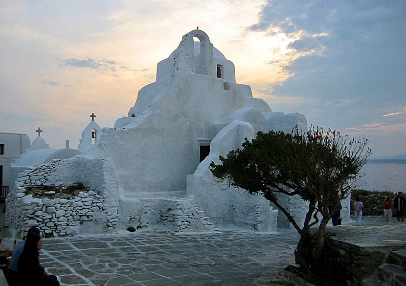 Panagia Paraportiani när solen går ner på Mykonos.