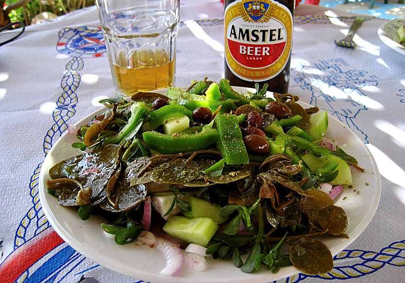 Grekisk sallad med kapris och kaprisblad i Katsadia på Lipsi. 