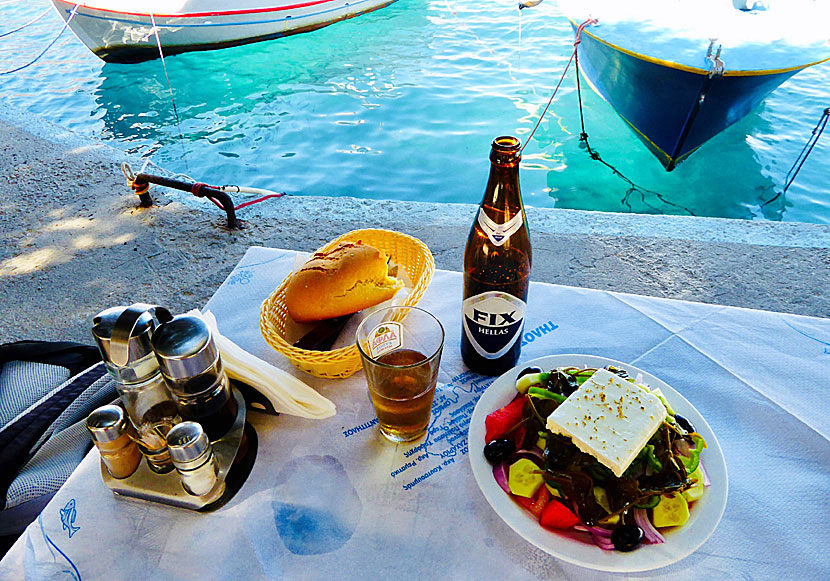 Grekisk sallad med kaprisblad i Agios Antonios på Tilos. 