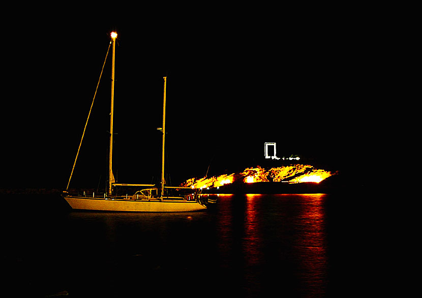 Ön Palatia och Portara i Naxos är upplysta på kvällen.