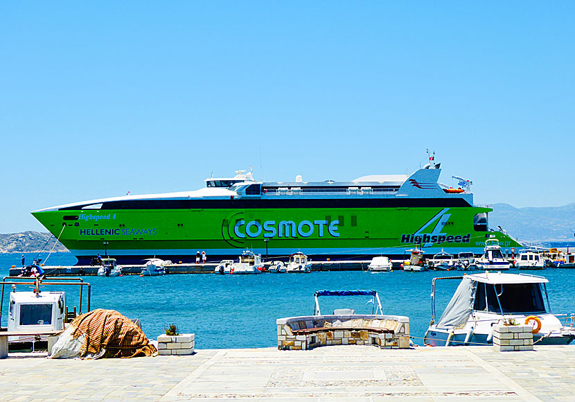 Katamaranen Highspeed 4 i hamnen på Naxos trafikerar Amorgos.