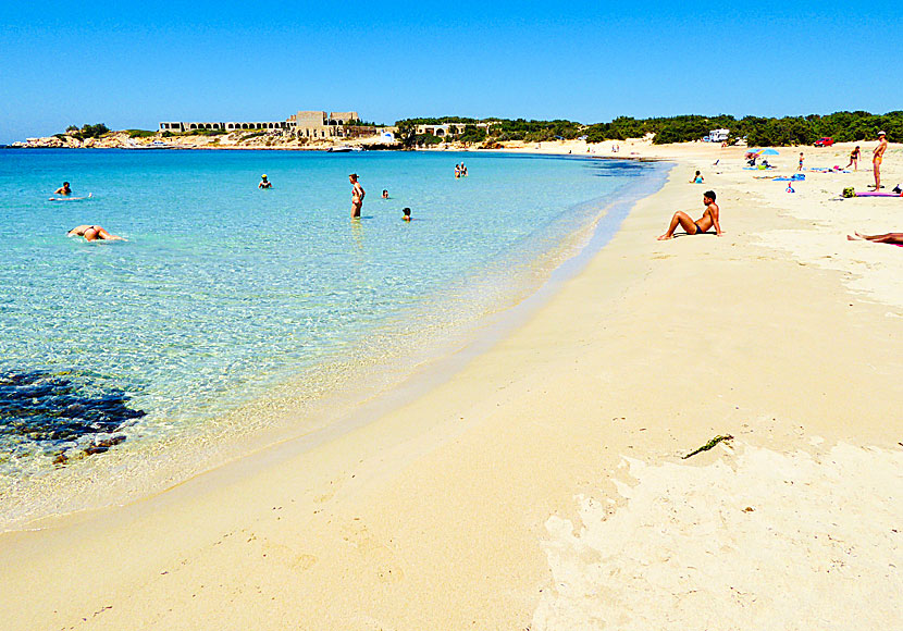 Den barnvänliga sandstranden Aliko beach på sydvästra Naxos. 