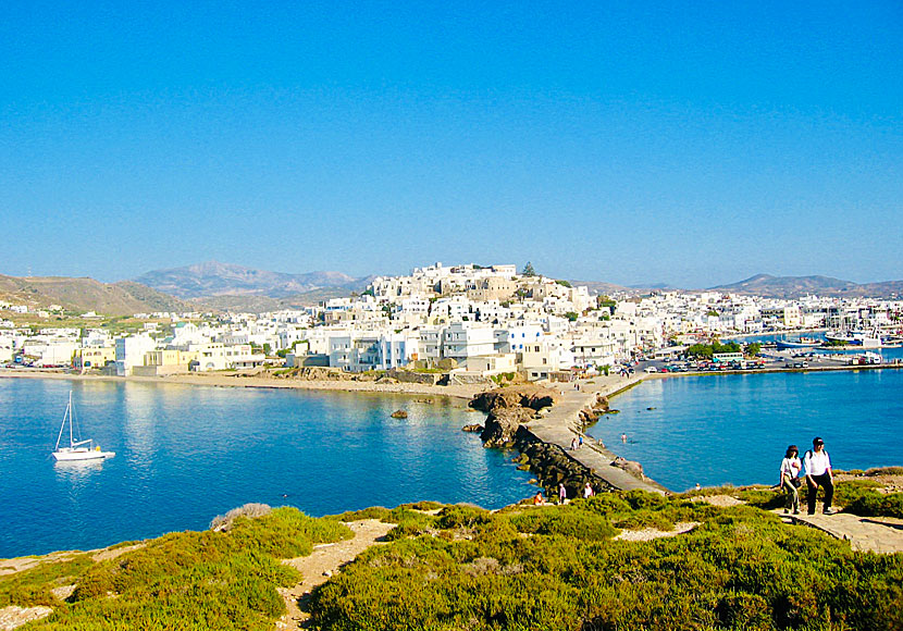 Naxos stad och Grotta beach sett från Apollontemplet Portara.