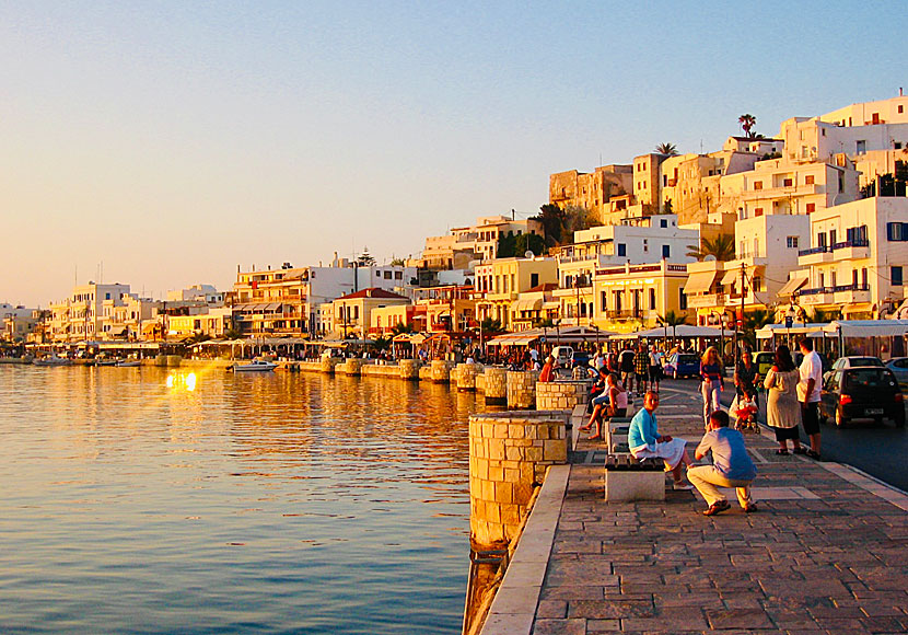 Hamnpromenaden i Naxos stad. 