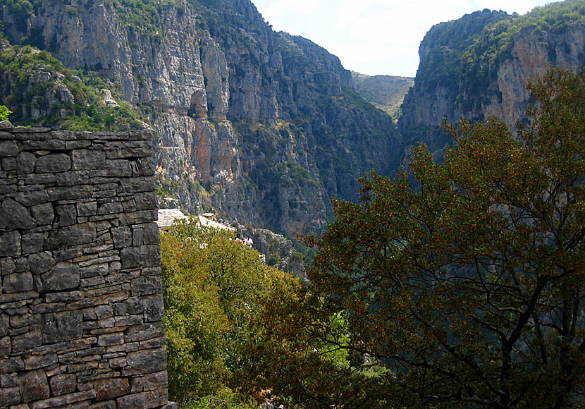 Klostret Agia Paraskevi och Vikosravinen i byn Monodendri i Zagoria. 