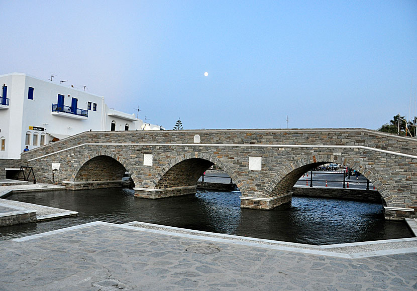 Den vackra stenbron i Naoussa på norra Paros i Grekland.