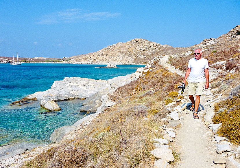 Vandra mellan stränderna på Paros. 