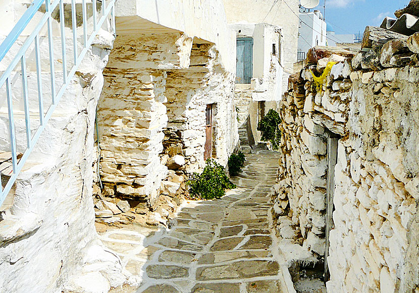 Några av de bästa vandringarna på Paros utgår från den fina byn Lefkes.