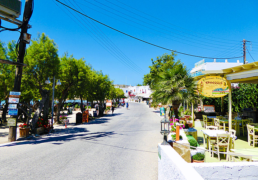 Längs strandpromenaden i Livadia på Paros ligger restauranger, tavernor, hotell, affärer och kaféer.  