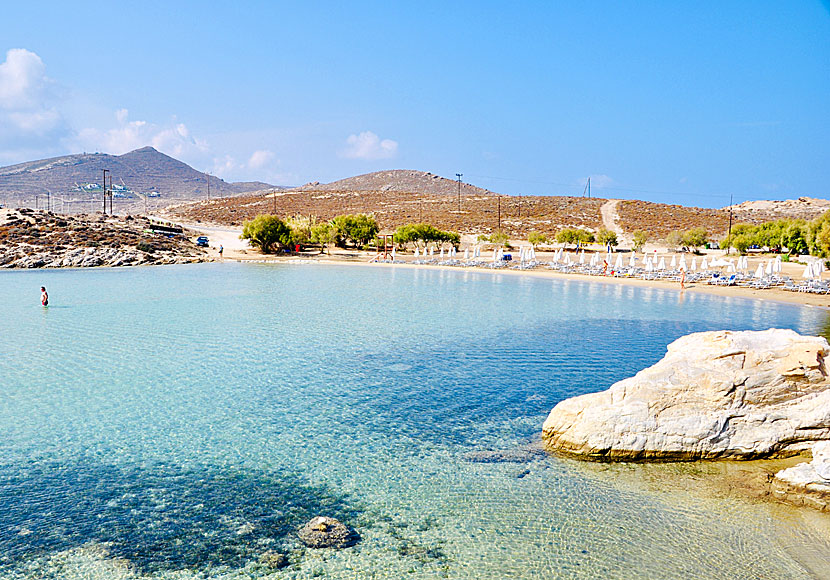 Monastiri är en av Paros många långgrunda barnvänliga sandstränder. 