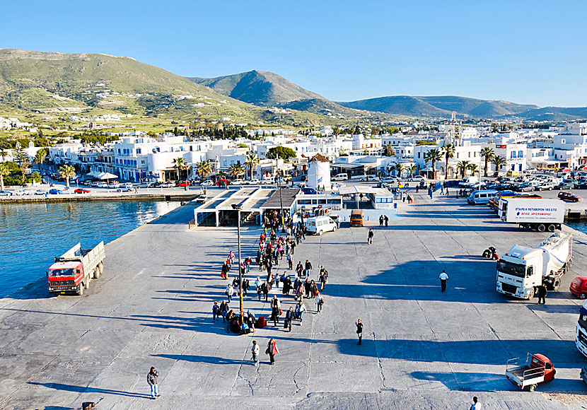 Hamnen och busstationen i Parikia på Paros.