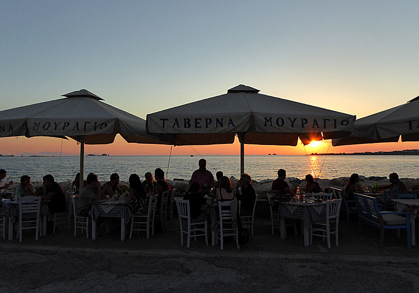 Solnedgången sedd från Taverna Mouragio i Parikia på Paros.