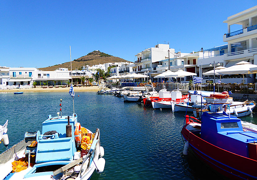 Restauranger längs strand- och hamnpromenaden i Piso Livadi på Paros.