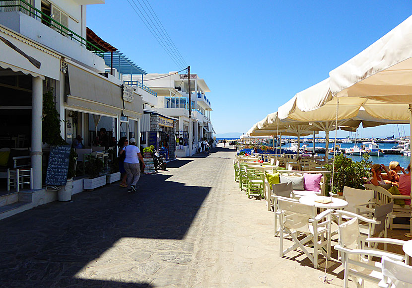 Strandpromenaden i Piso Livadi på Paros kantas av affärer och restauranger. 