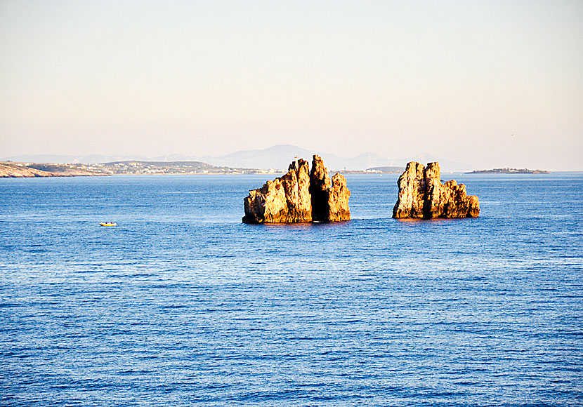 Här vid Portes Islands utanför Parikia på Paros sjönk färjan Express Samaina den 26 september år 2000.