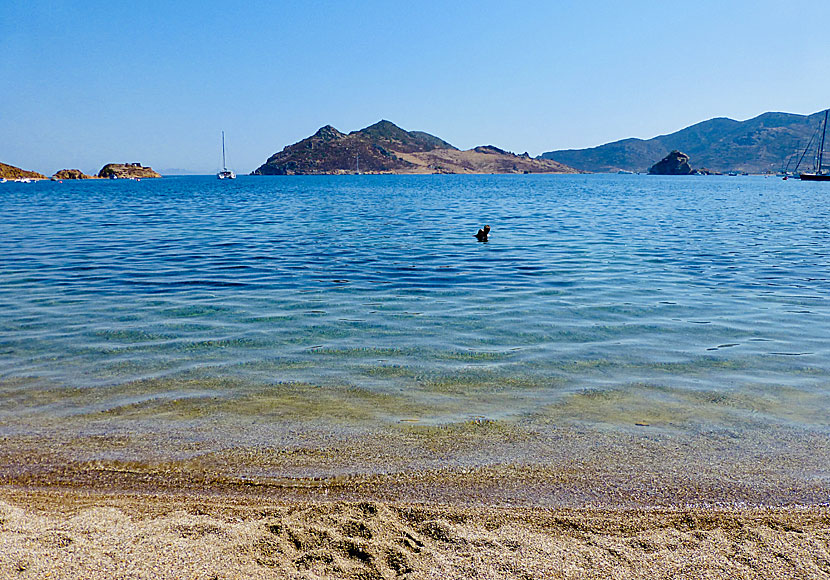 Den obebodda ön Tragonissi samt klippan och stranden Petra nära Grikos på Patmos i Tolvöarna. 