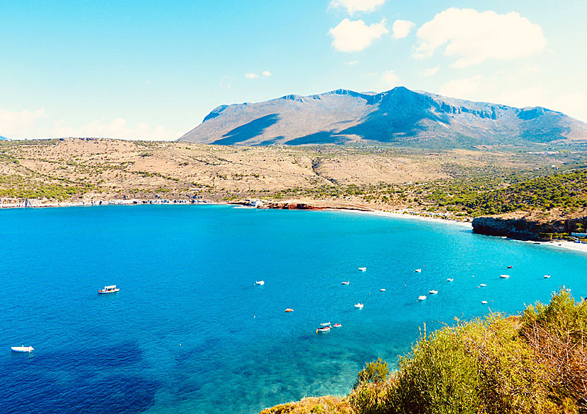 Pyrgos Dirou beach nära Diros cave på Peloponnesos. 