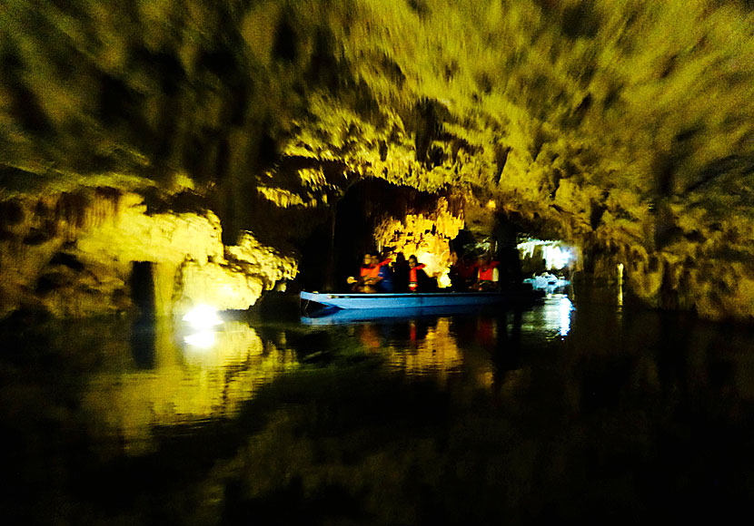 Diros caves är Manis utan tvekan största sevärdhet. Grottorna, som även kallas Vlychada caves, ligger cirka 11 kilometer söder om Aeropoli.