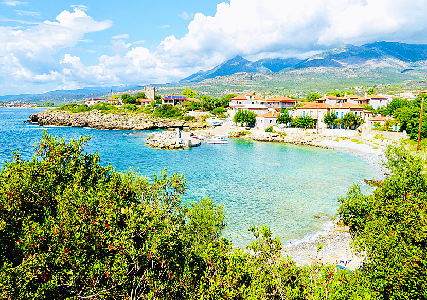 Den pyttelilla byn Agios Dimitrios består av några få hus, två hotell, en liten hamn och en strand.