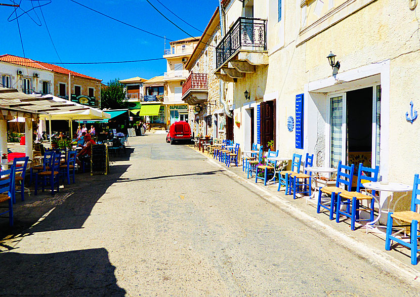 Kaféer, barer och affärer längs hamnpromenaden i Agios Nikolaos.