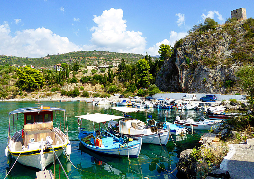 Småbåtshamnen i Kardamili på sydvästra Peloponnesos.