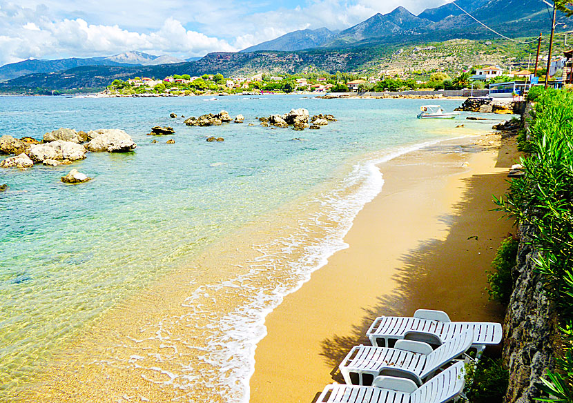 Halikoura beach i Stoupa är även det en barnvänlig sandstrand.