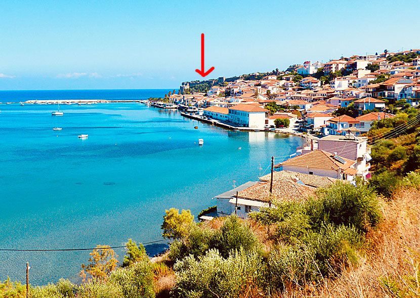 Vy över byn Koroni och Koroni Castle.