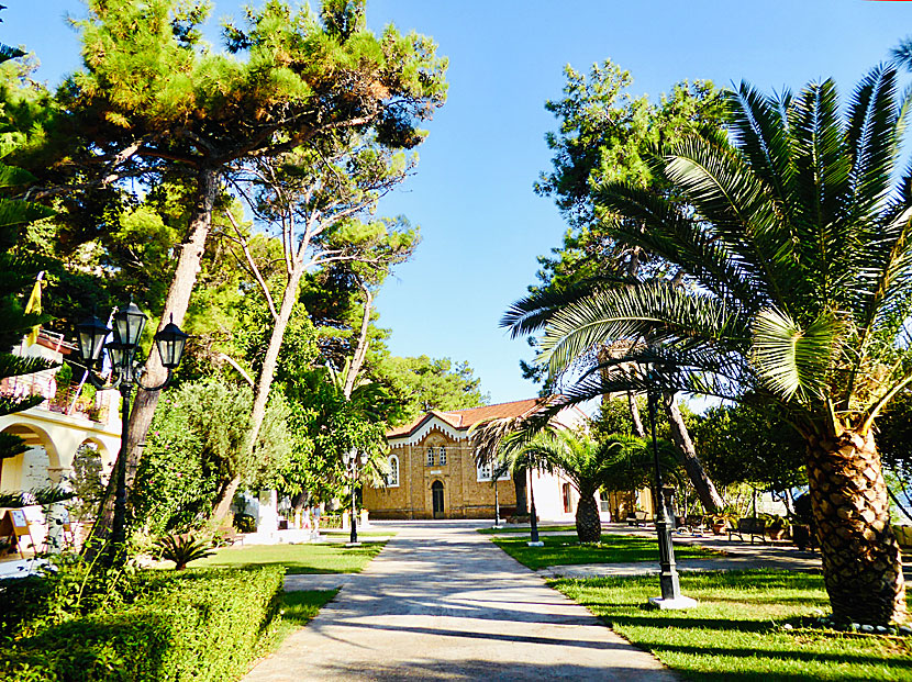Kyrkan Panagia Eleistria ligger i en mycket vacker park.