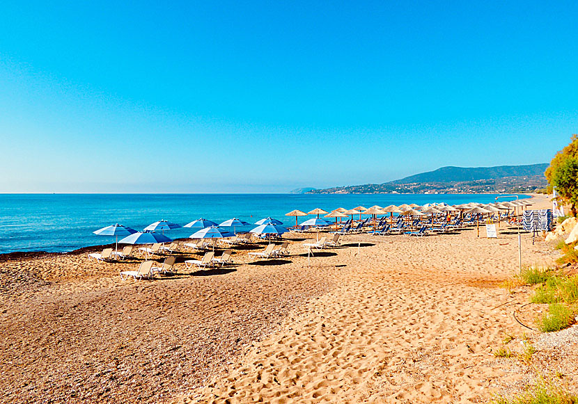 Hyra solsängar på Memi beach i Koroni på Peloponnesos.