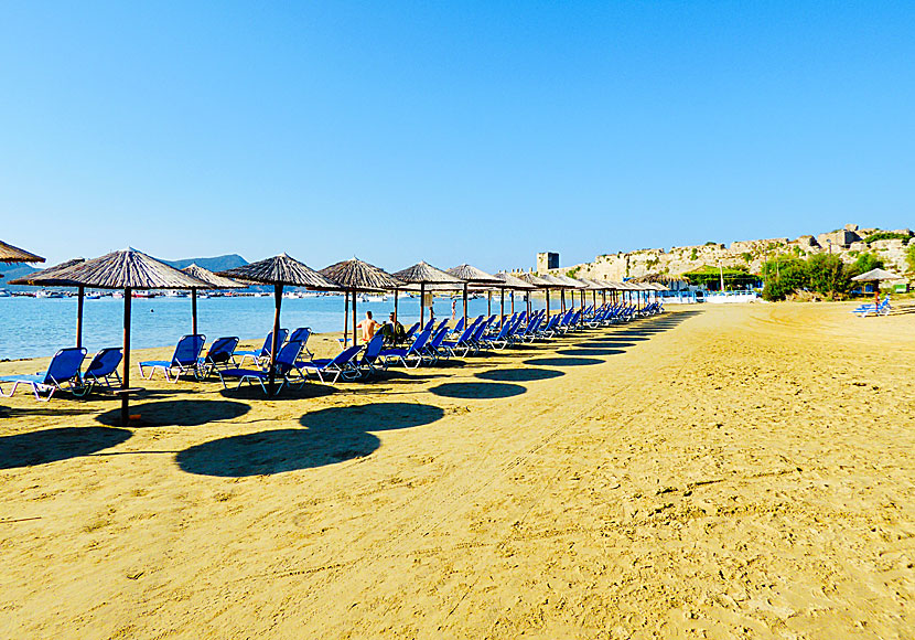 Solsängar och parasoll finns att hyra på Methoni beach på Peloponnesos.