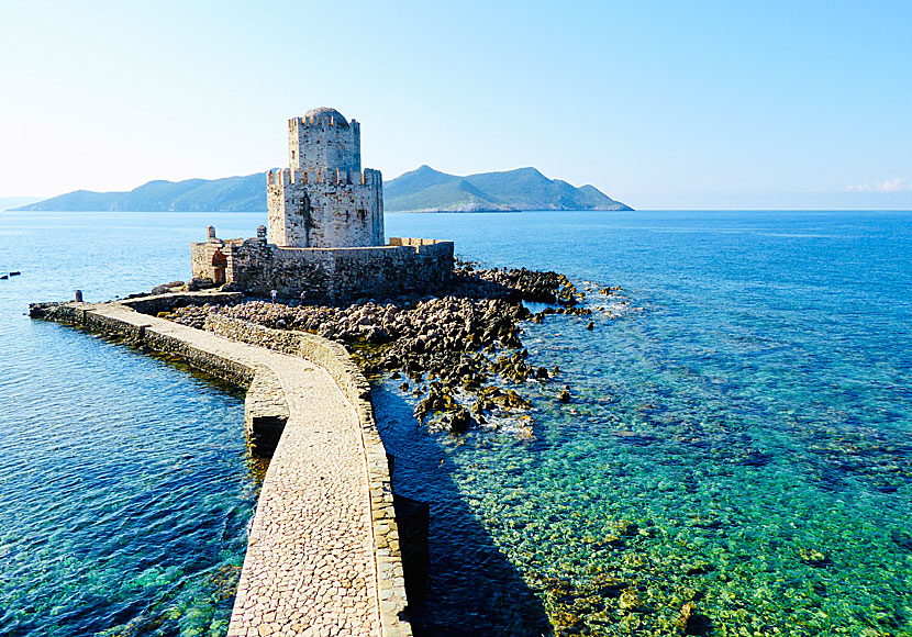 Den lilla ön Bourtzi med det åttkantiga tornet i Castle of Methoni på Peloponnesos.