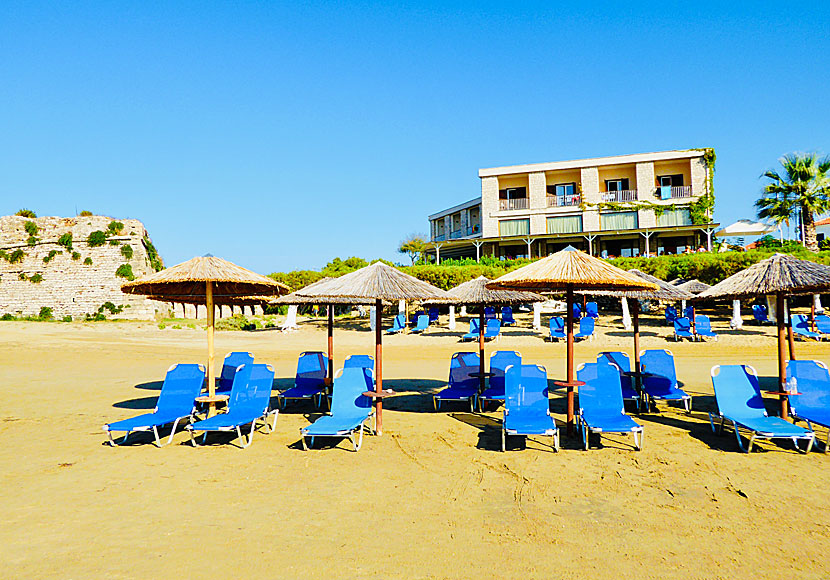 Det finns flera strandnära hotell och pensionat nära stranden och fästningen i Methoni på Peloponnesos.