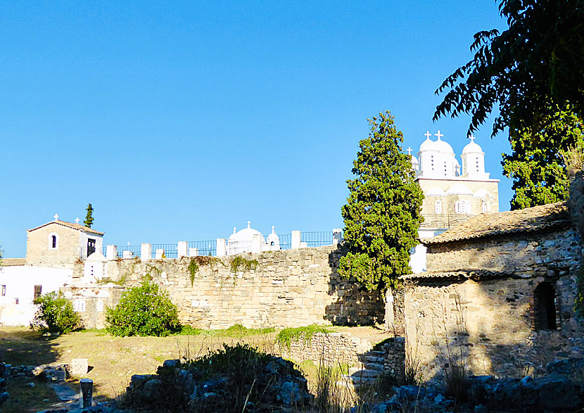 I nunneklostret Monastery of Timiou Prodromou finns en souveniraffär. 