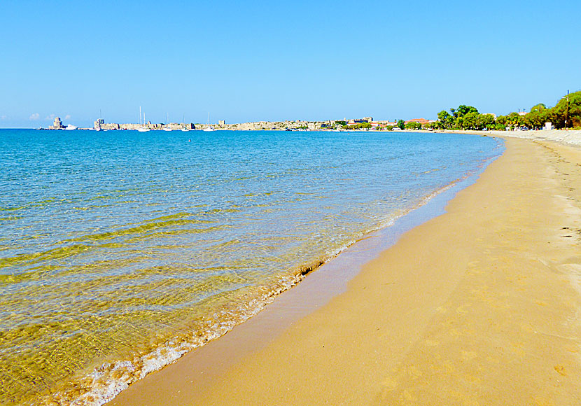 Den långa sandstranden i Methoni i Grekland.